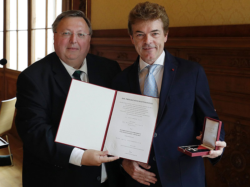 Lessky erhält Österreichisches Ehrenkreuz überreicht durch Reinhold Hohengartner